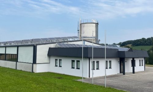 Fast fertig: Das Gebäude im neuen Anstrich.